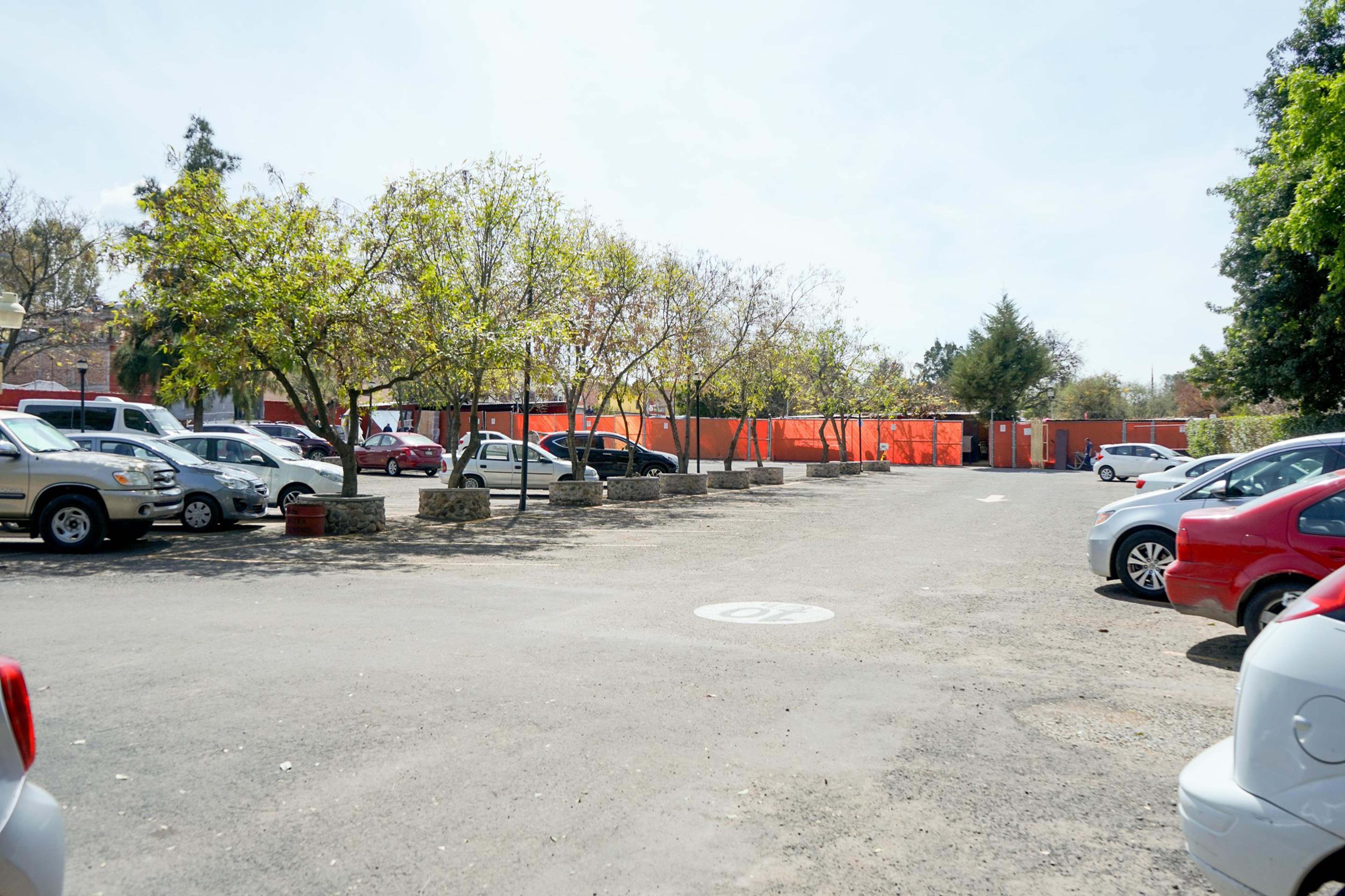 Real De Minas San Miguel De Allende Exterior foto The parking lot of the station